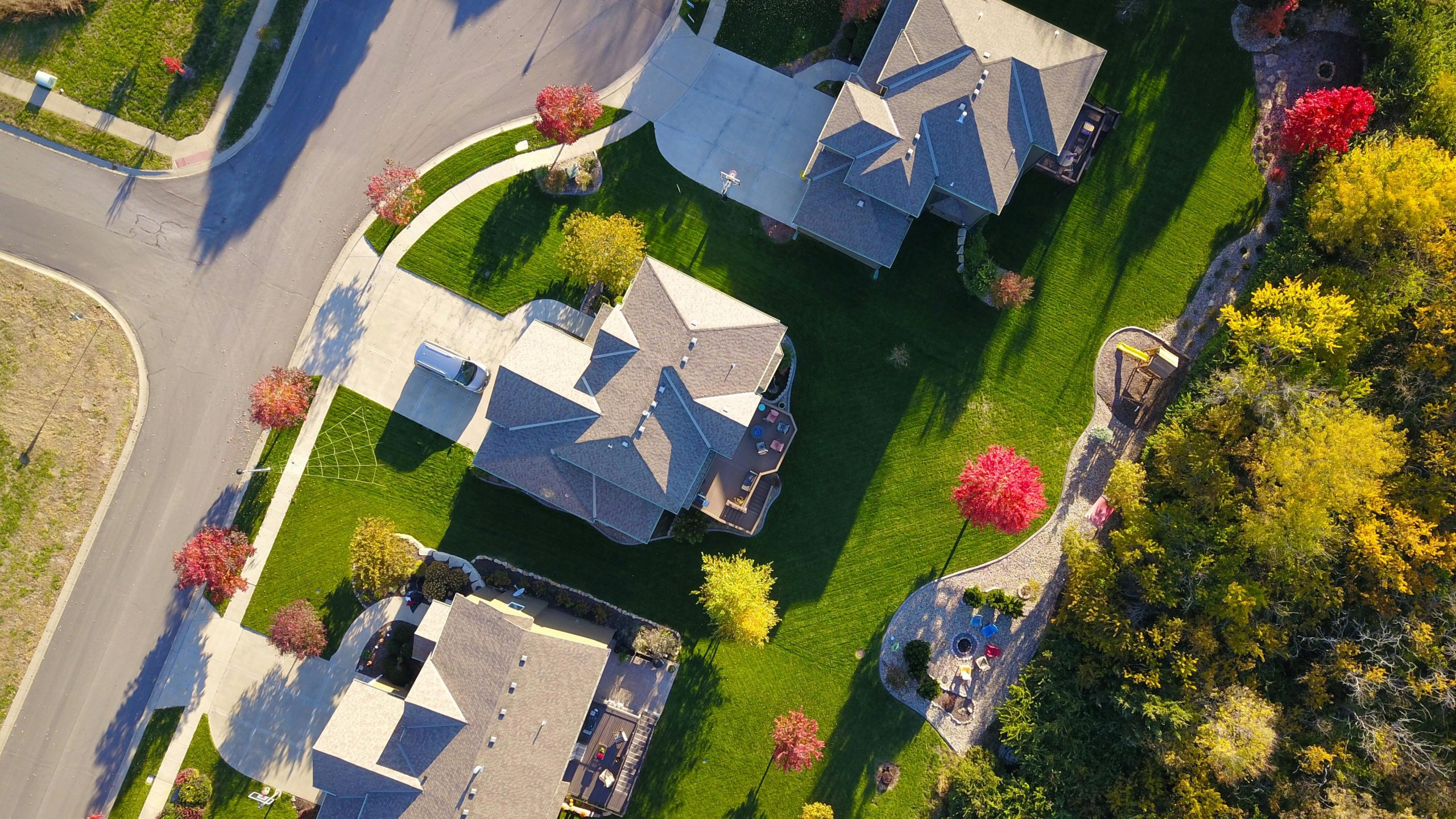- Unbiased Real Estate Advice: The Truth About Real Estate Aerial view of a suburban neighborhood with houses and yards, capturing the landscape of homes that reflect trends in canceled home sales.